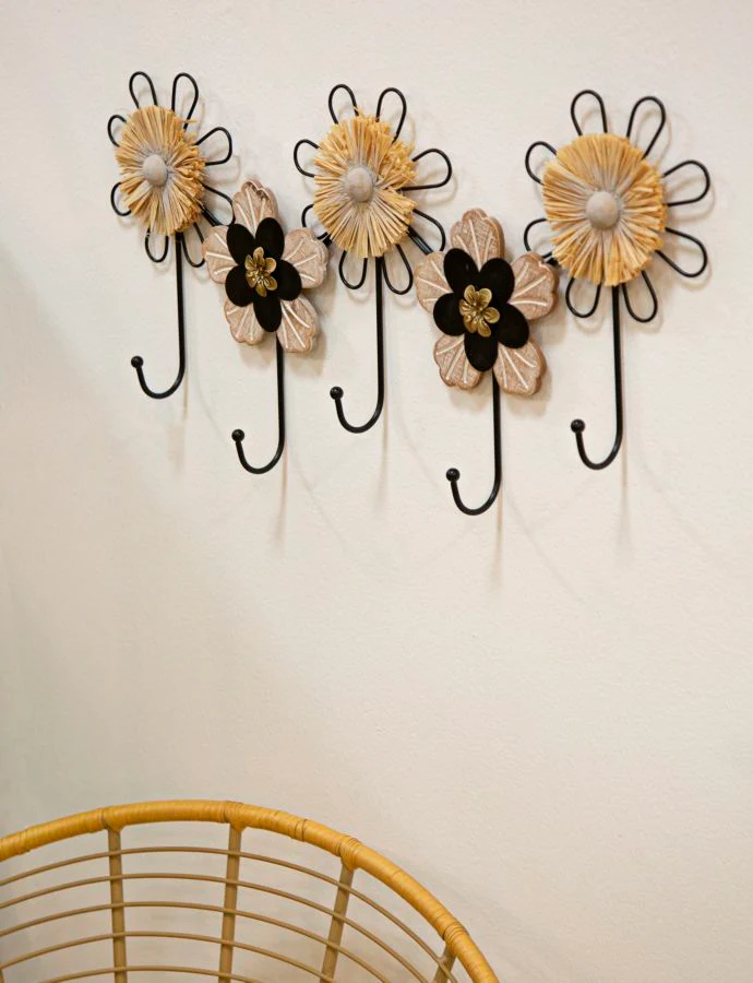 Appendiabiti da Parete in Legno e Raffia con Design Florale cm 61x5,5x30,5 - Image 5
