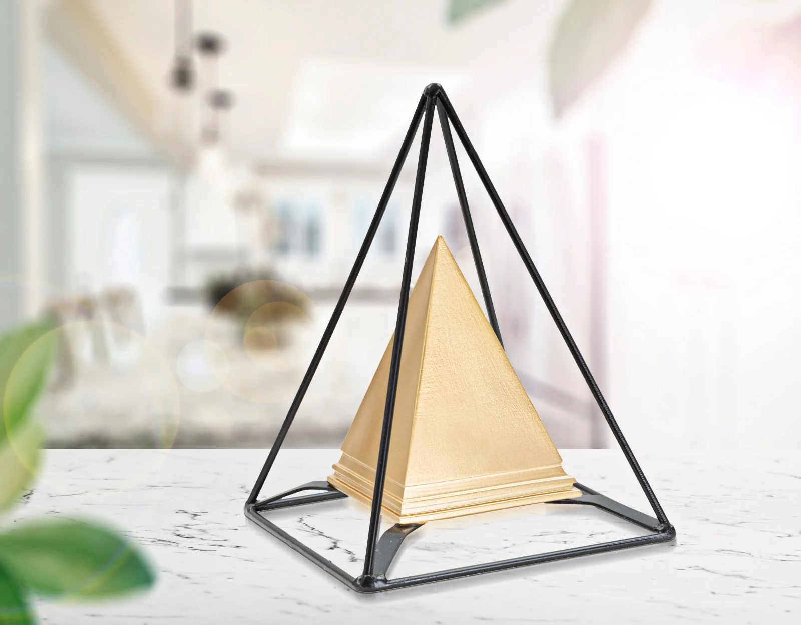 Piramide dorata con supporto in ferro 15x15x21 cm - Image 6