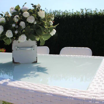 Tavolo da giardino Azore 150 x 90 rettangolare con struttura in metallo e wicker e piano in vetro - Image 5